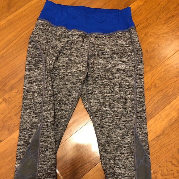 Grey Capri workout leggings with blue seam - Picture 3 of 4